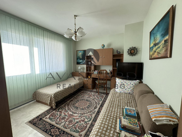 Three-room furnished Kamenitsa 2