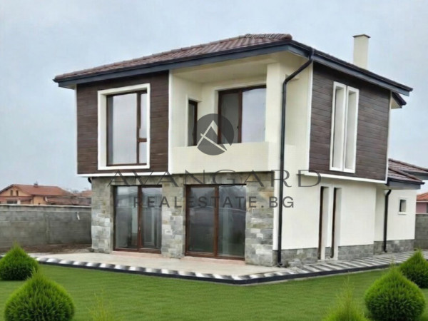 САМОСТОАТЕЛНА КЪЩА С ДВОР в с. СКУТАРЕ!