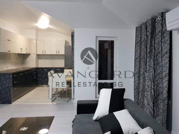 Maisonette / South Exposition / Center