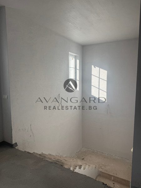 House with GARAGE and THREE parking spaces / Belashtitsa