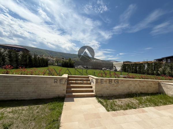 САМОСТОЯТЕЛНА КЪЩА С ДВОР! с. Брестник