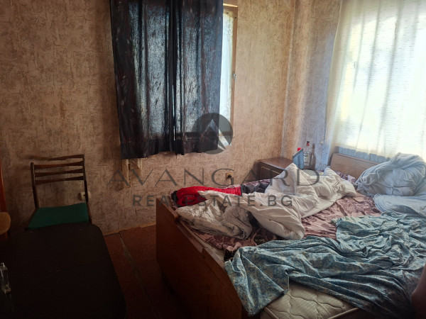 Двустаен с три отделни стаи  до Събота пазара