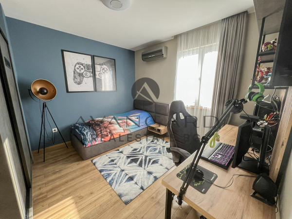 LUXURIOUSLY FURNISHED MULTI-ROOM APARTMENT