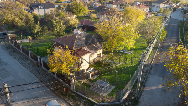 НАПЪЛНО ОБЗАВЕДЕНА къща с ДВЕ спални  в Оризари