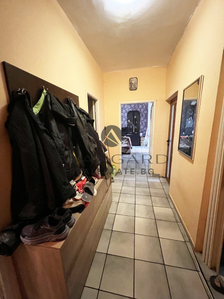 Тристаен апартамент до ПОЛИКЛИНИКАТА