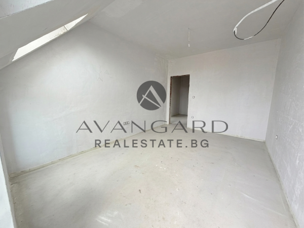 Тристаен с акт 14 в малка сграда