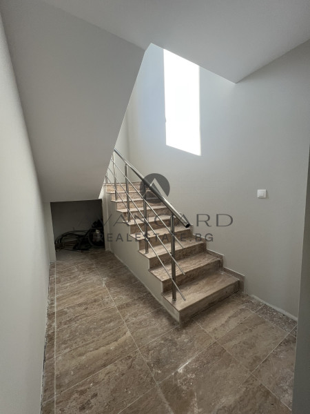 Самостоятелна двуетажна къща с акт 16 в Крумово