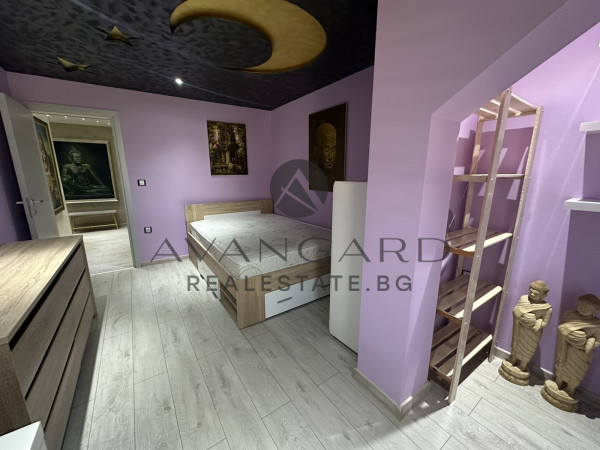 A three -bedroom furnished! Youth hill!