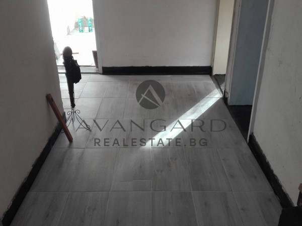 Етаж от къща / Златитрап