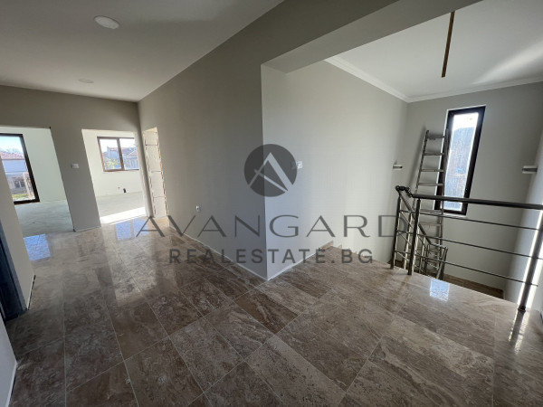 Самостоятелна двуетажна къща с акт 16 в Крумово