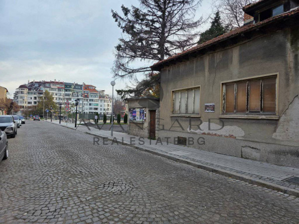 A HOUSE WITH A YARD IN THE CENTER OF THE CITY !!!