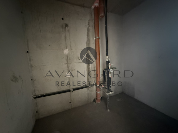 Тристаен луксозна сграда Гребна база