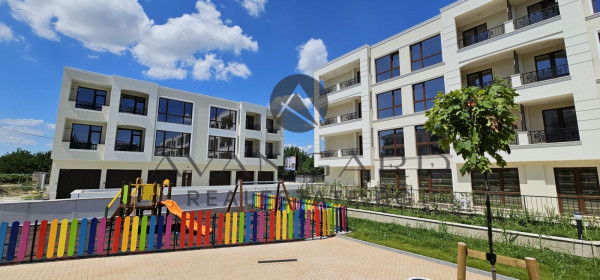 Тристаен луксозна сграда Гребна база