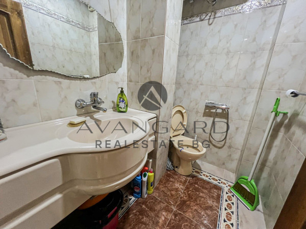 FOUR-ROOM APARTMENT IN KAMENITSA 1