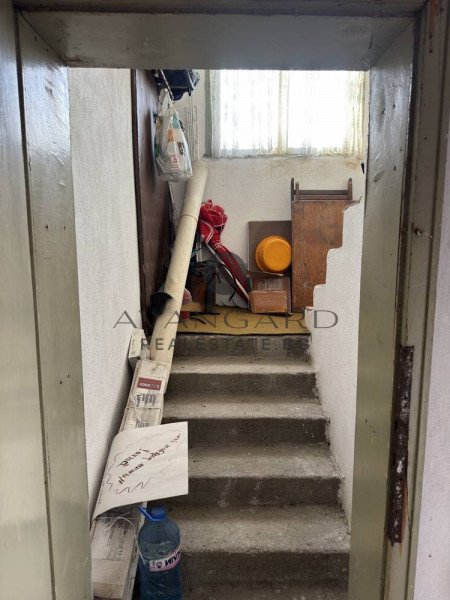 МАСИВНА КЪЩА С ДВОР! СКУТАРЕ!