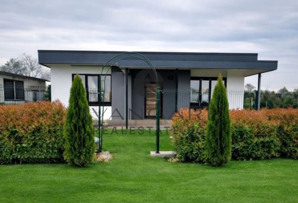 САМОСТОЯТЕЛНА КЪЩА С ДВОР! с. Скутаре