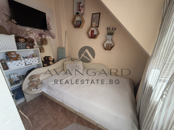 Тристаен с ПАРКОМЯСТО МАРАША