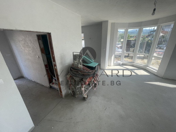 DETACHED HOUSE WITH YARD in the village of ZLATITRAP
