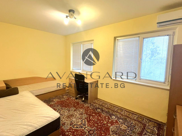 ТРИСТАЕН РЕАЛНА КВАДРАТУРА / КЮЧУК ПАРИЖ