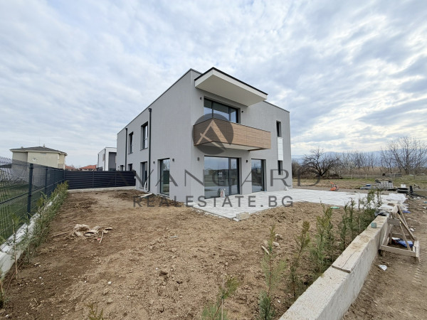 ДВУЕТАЖНА КЪЩА С ДВЕ ПАРКОМЕСТА ПРЕД АКТ 16