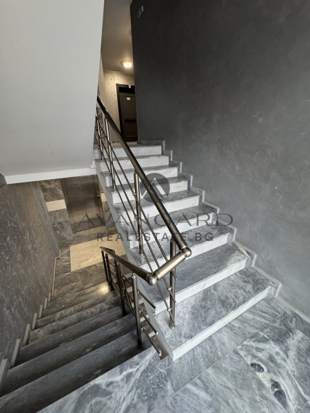 ДВУСТАЕН С ВЕРАНДА И СОБСТВЕН ДВОР