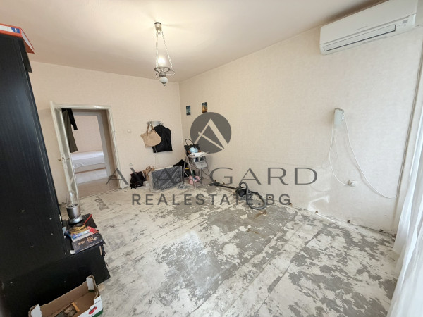 САНИРАН ДВУСТАЕН С ТРИ ОТДЕЛНИ СТАИ !