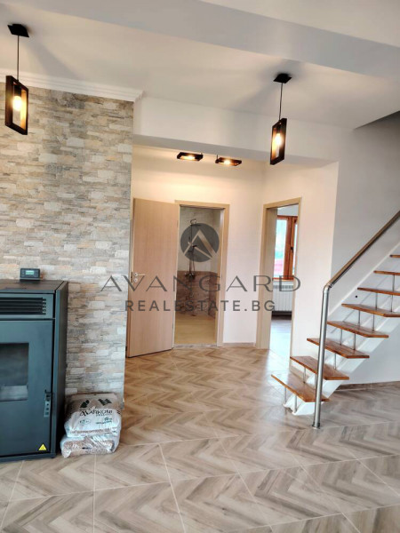 САМОСТОЯТЕЛНА КЪЩА в с. СКУТАРЕ!