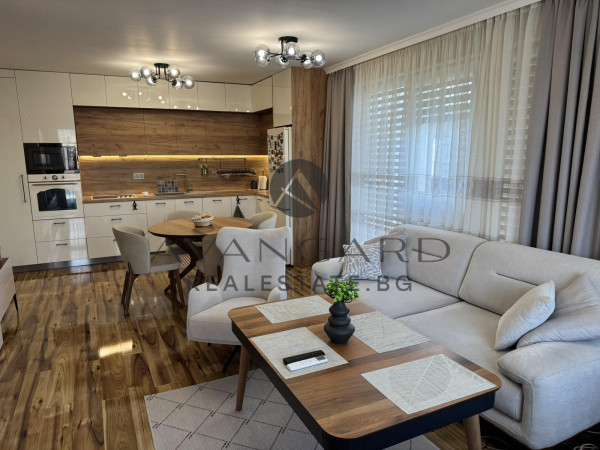 ТРИСТАЕН ОБЗАВЕДЕН ОСТРОМИЛА