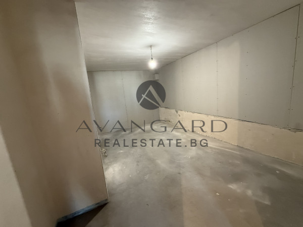 Двустаен с двор на Бунарджика