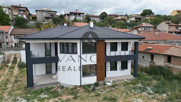 A detached house with a garage and parking space in S. Parvenets