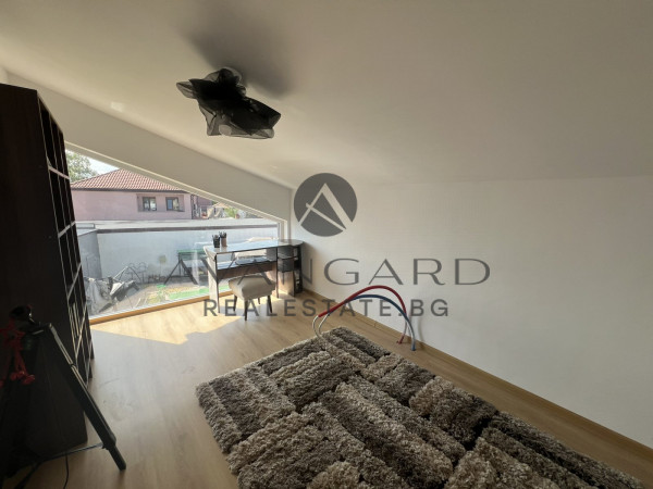 ТРИЕТАЖНА КЪЩА С ДВОР И РАЗРАБОТЕН БИЗНЕС