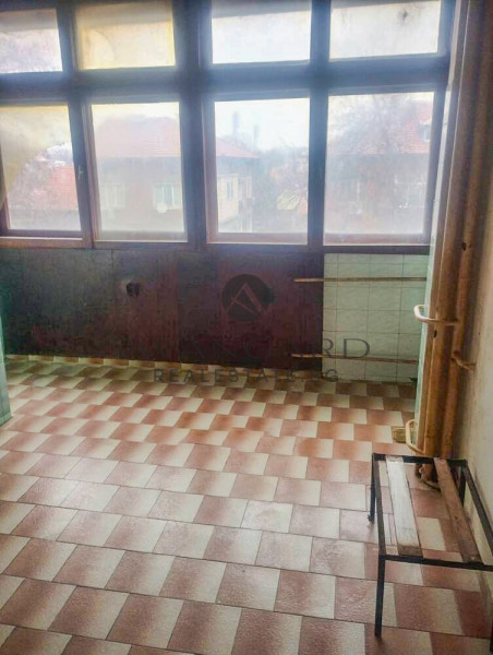 Двустаен с ТРИ отделни помещения / Братска могила