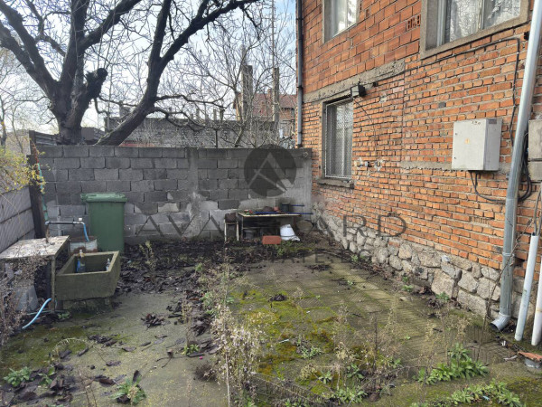 МАСИВНА КЪЩА С ДВОР! СКУТАРЕ!