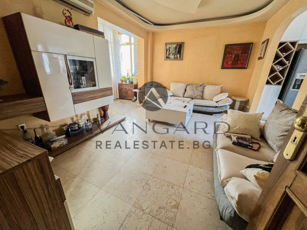 FOUR-ROOM APARTMENT IN KAMENITSA 1