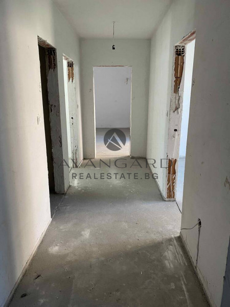 LARGE THREE BEDROOM APARTMENT NEAR MALL PLAZA