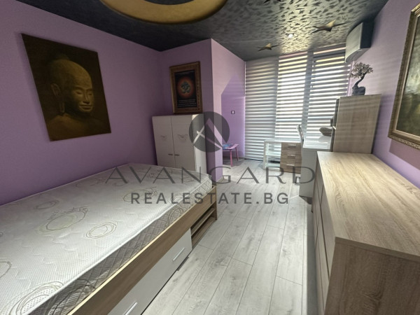 A three -bedroom furnished! Youth hill!
