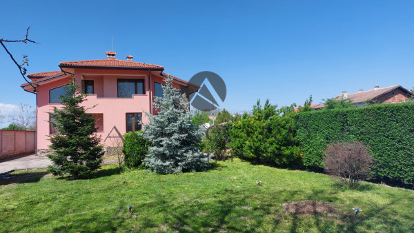 Two -storey house with double garage and 1000 sq.m. Yard/ Costo
