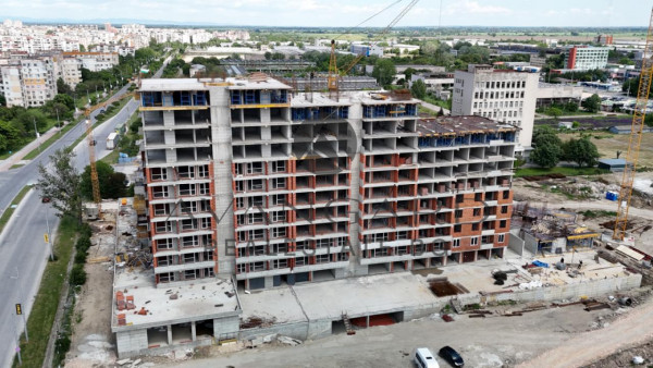 Тристаен НОВА СГРАДА ТРАКИЯ