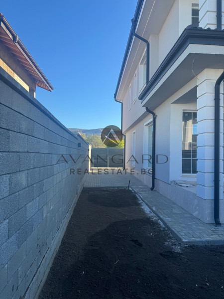 House with GARAGE and THREE parking spaces / Belashtitsa