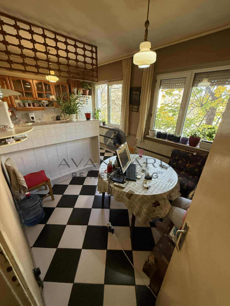 Тристаен РЕАЛНА КВАДРАТУРА ПОЩАТА