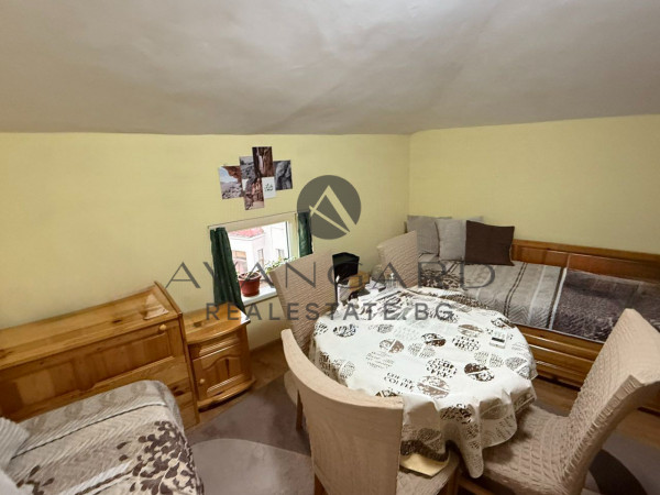 FURNISHED FLOOR OF A TRAP HOUSE!