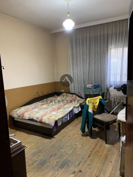 Етаж от къща с двор и два гаража