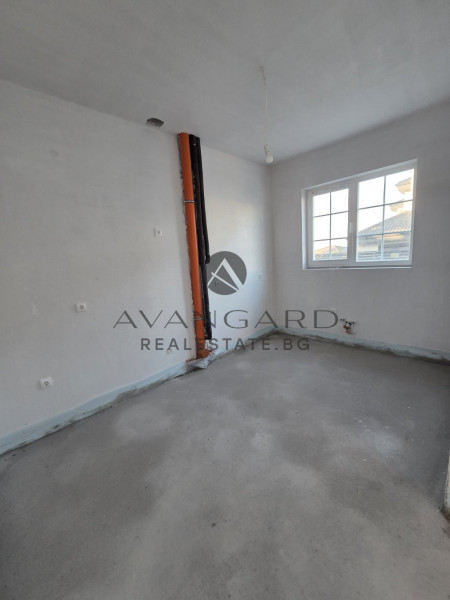 House with GARAGE and THREE parking spaces / Belashtitsa