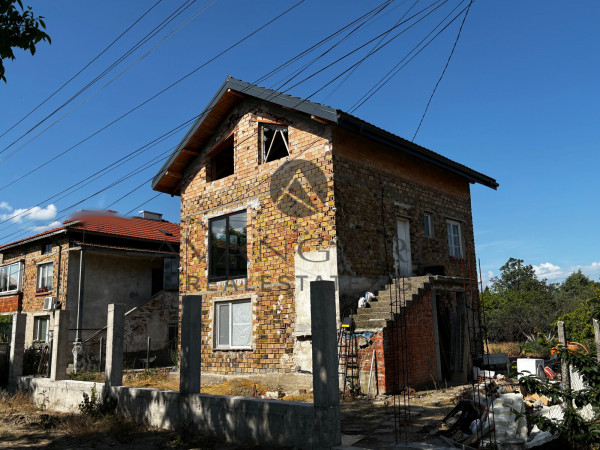 Двуетажна къща в Златитрап