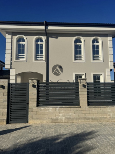 House with GARAGE and THREE parking spaces / Belashtitsa