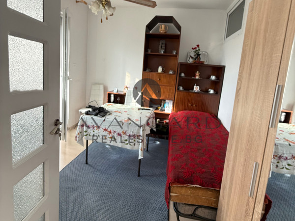 Двустаен с три отделни стаи до бенз. Хаджията Груев