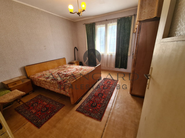 Floor of a House with yard and garage / Smirnenski