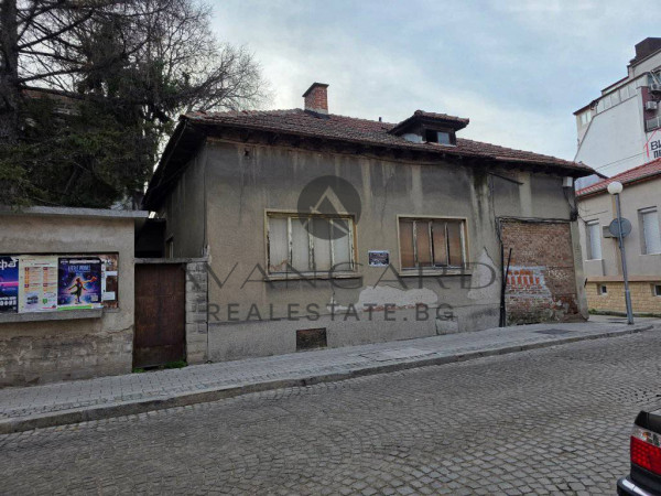 A HOUSE WITH A YARD IN THE CENTER OF THE CITY !!!