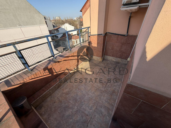 Тристаен с ПАРКОМЯСТО МАРАША