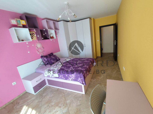 A multi -bedroom apartment to the water panel